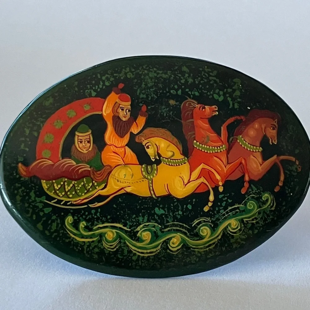Vintage Russian lacquer brooch - Picture 5 of 5